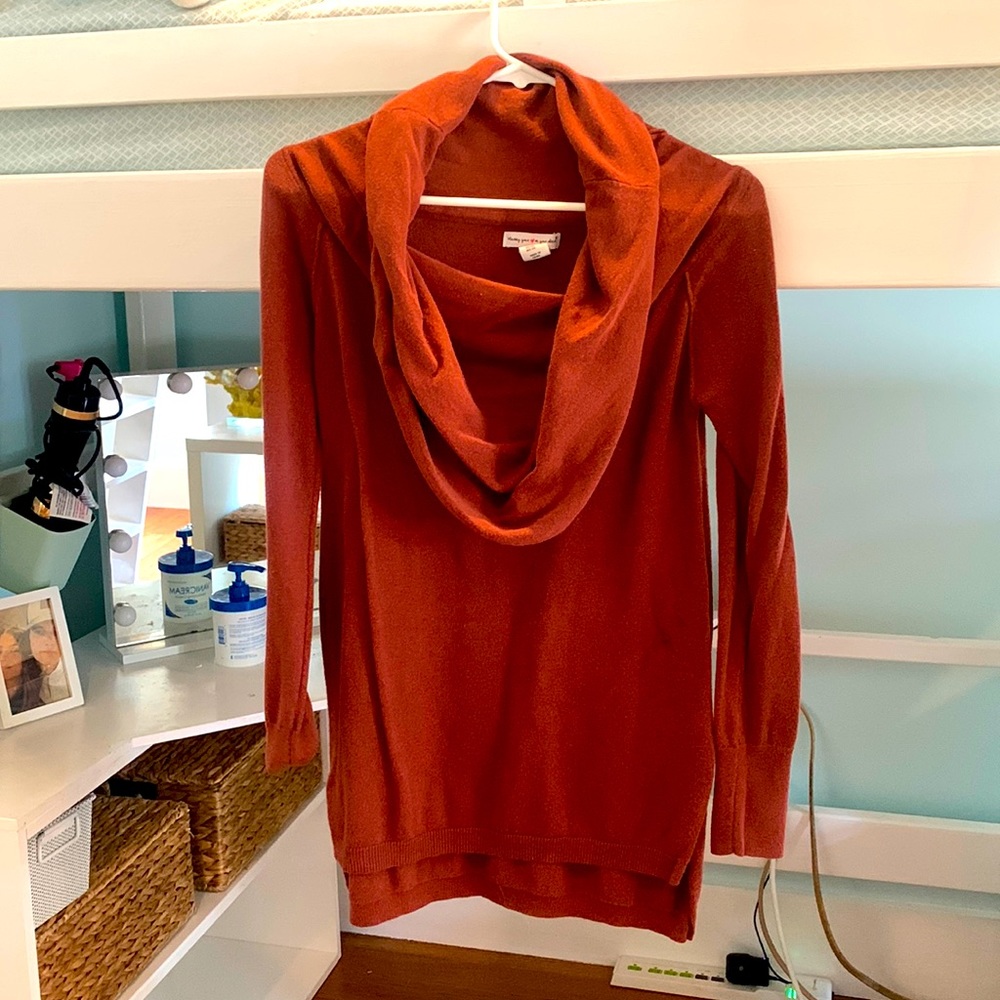 2 in 1 style sweater. Only worn a couple times in great condition!